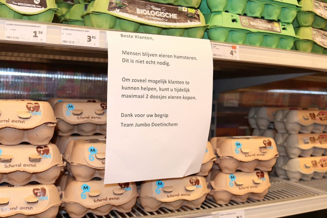 Jumbo-eierschap: hamsteren is niet nodig. Daarom maximaal 2 doosjes eieren per klant. - Foto: Hans Bijleveld