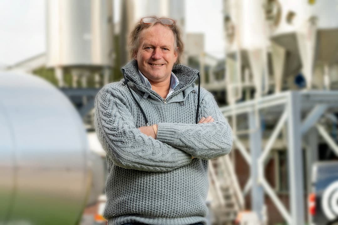 Klaas de Lange (59) is eigenaar van Weerribben Zuivel. Naast 400 biologische melkkoeien in Nederland (Ov.) beschikt de onderneming over een eigen zuivel- en boterfabriek én een zorgboerderij. - Foto: Jan Willem Schouten