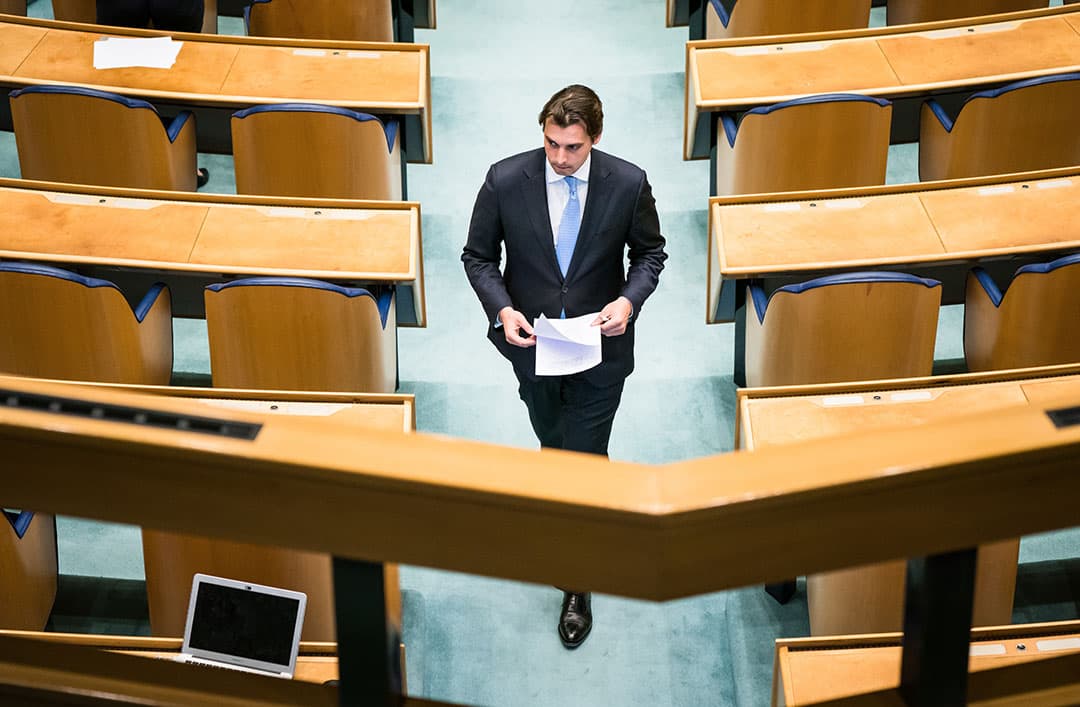 Thierry Baudet (FvD) tijdens een schorsing van een debat in de Tweede Kamer over de ontwikkelingen rondom het coronavirus. Foto: ANP