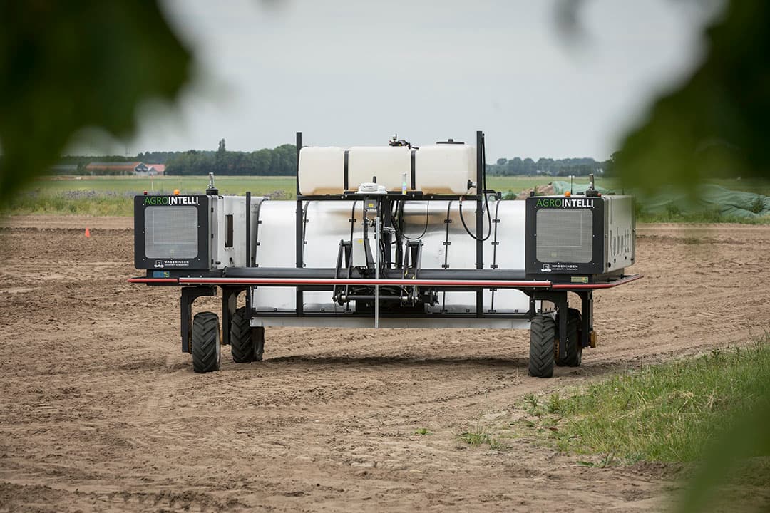 Robotti-veldrobot van de Deense fabrikant AgroIntelli, hier op archiefbeeld van Wageningen University & Research. Die van Smart Agri Technology konden door de coronacrisis nog niet worden geleverd. - Foto: Koos Groenewold
