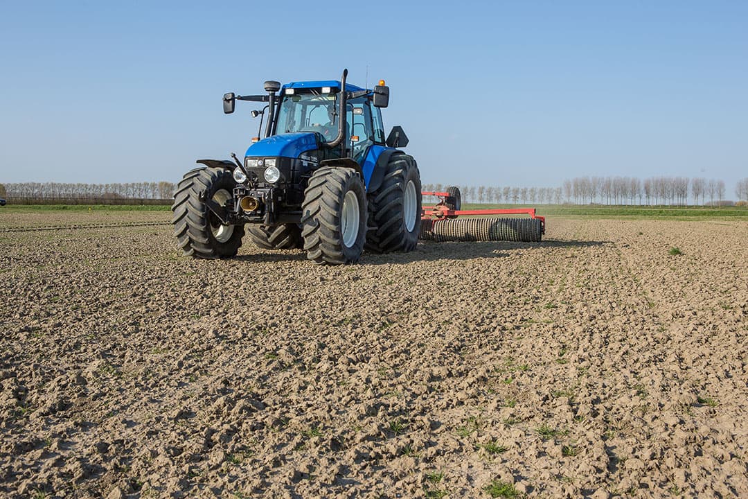 Uien zaaien in het eveneens droge voorjaar van 2019 (archiefbeeld). - Foto: Peter Roek