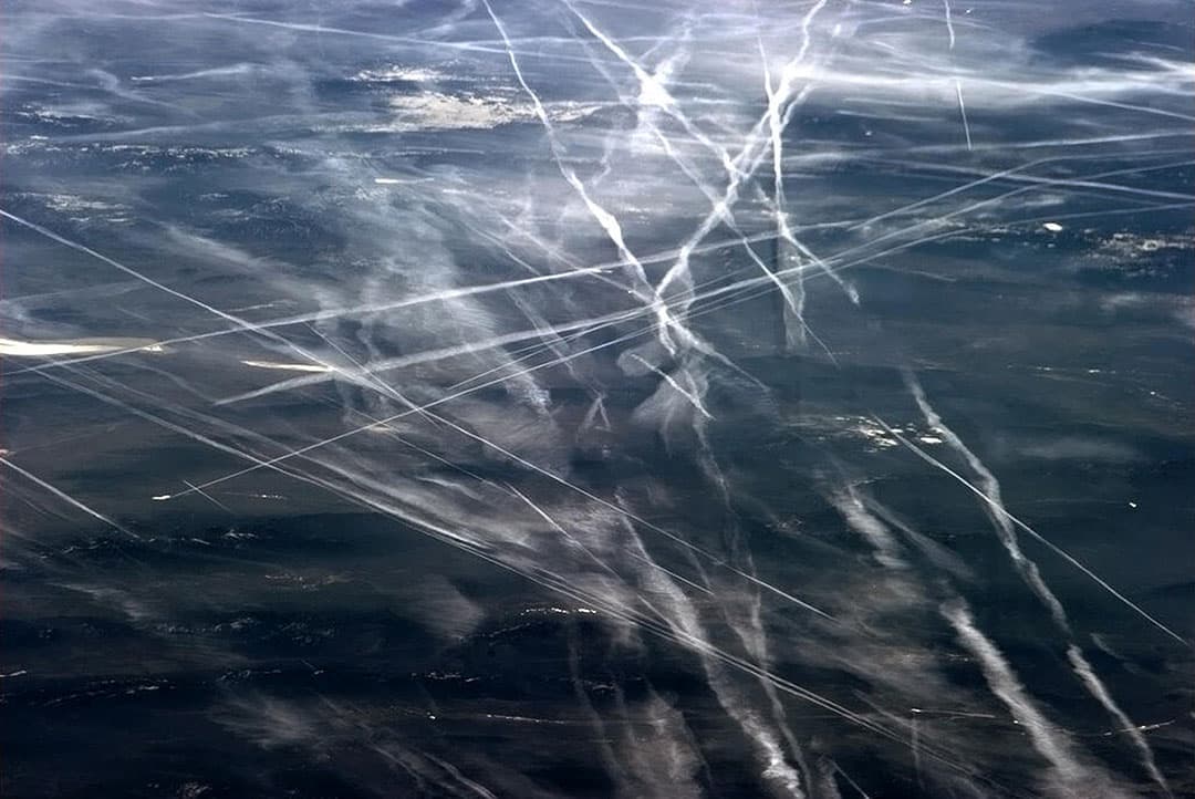 Een astronaut maakte vanuit ruimtestation ISS deze foto van vliegtuigstrepen. - Foto: ANP