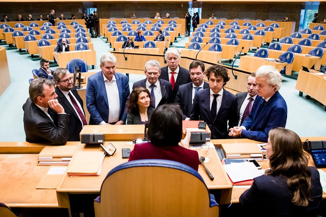 Van links naar rechts: Mark Harbers (VVD), Frank Futselaar (SP), William Moorlag (Pvda), Ether Ouwehand (Pvdd), Roelof Bisschop (SGP), Jaco Geurts (CDA), Jesse Klaver (Groenlinks), Wybren van Haga en Geert Wilders (PVV) tijdens het Tweede Kamerdebat over een snelle oplossing voor de stikstof- en PFAS-problematiek eind vorig jaar. - Foto: ANP