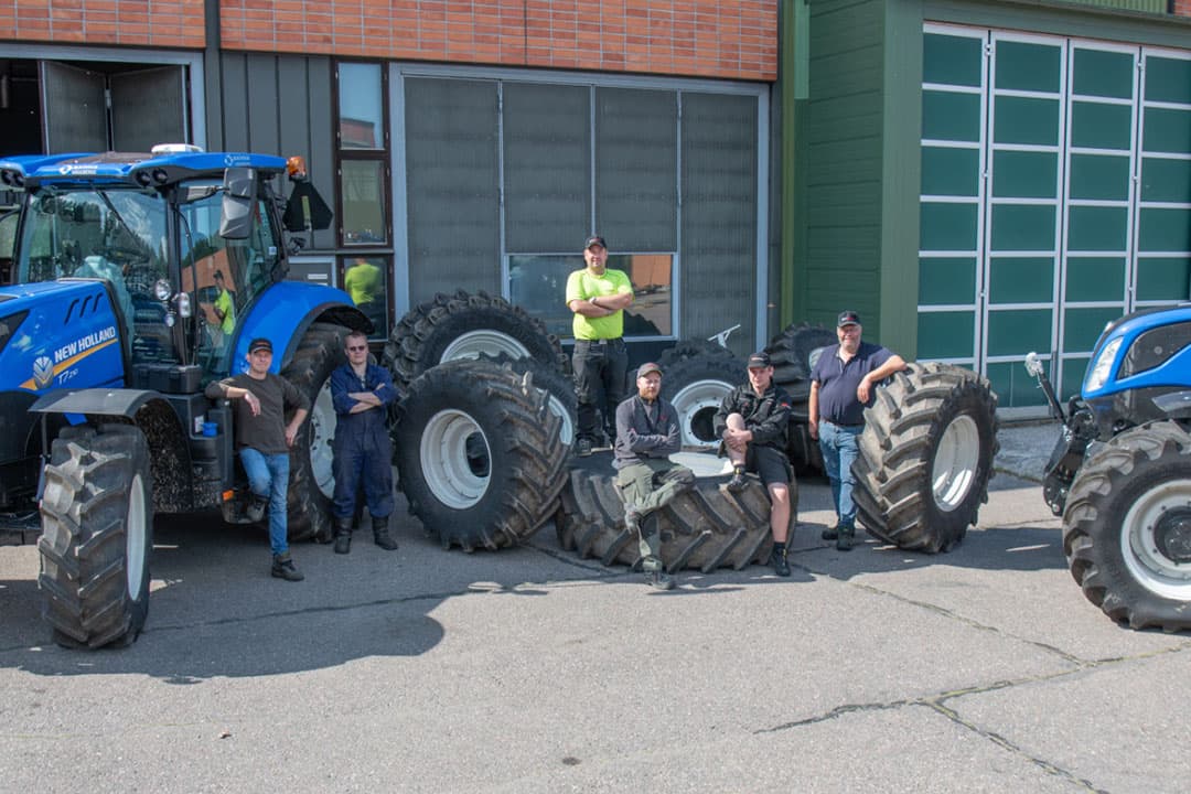 De grote bandentest is uitgevoerd door de redactieleden van Trekker, Kone Viesti (Finland), Bedre Gardsdrift (Noorwegen) en Traktor-Tech (Denemarken). Alle testmetingen werden gedaan het onafhankelijke testinstituur Eurofins Expert Services in Finland. - Michel Velderman