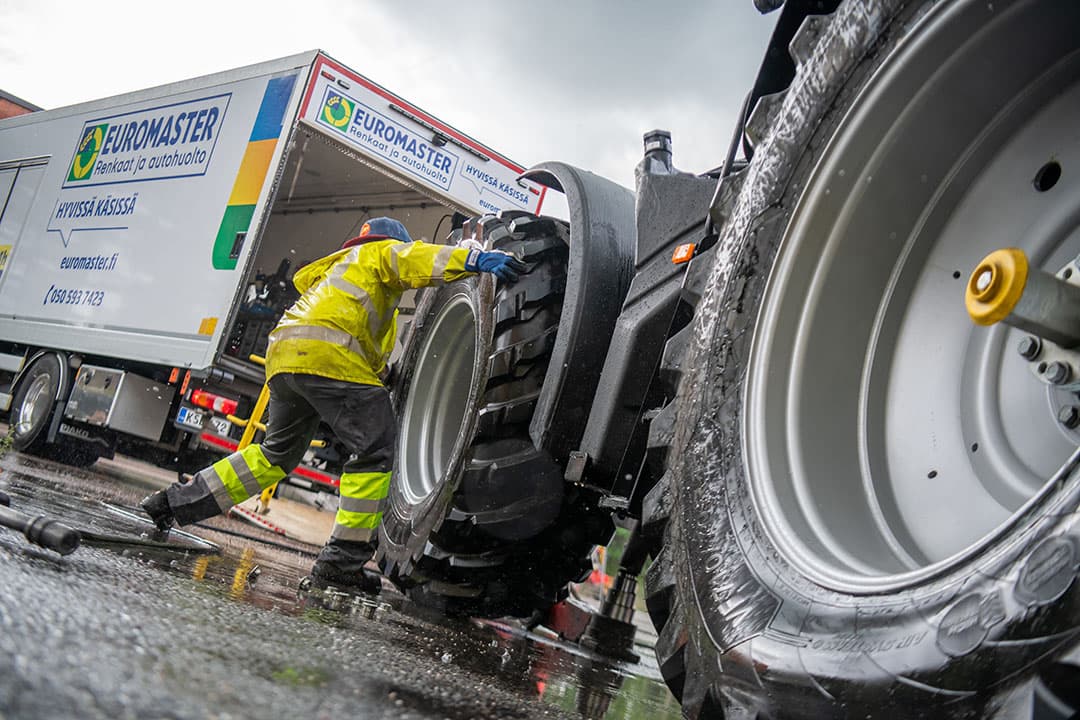 Jaarlijks worden er zo n 1 miljard autobanden vervangen. Michelin wil in de toekomst zelf meer grip krijgen op de recycling ervan. - Foto: Michel Velderman