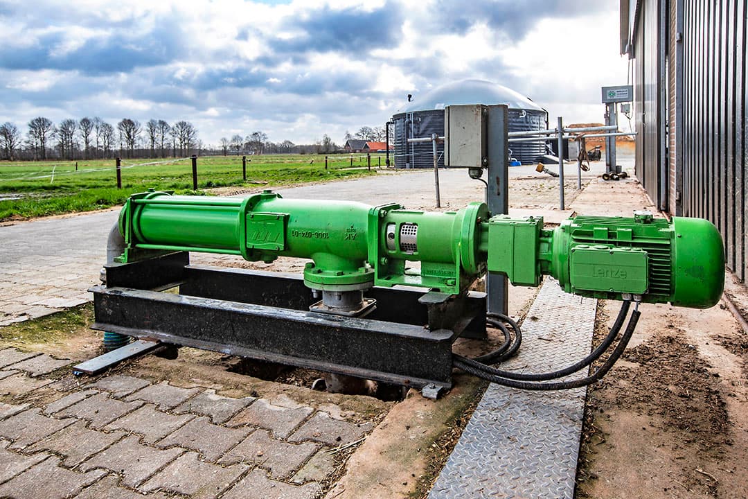 Achter de stal staan de mestsilo en biovergister. - Foto: Ronald Hissink