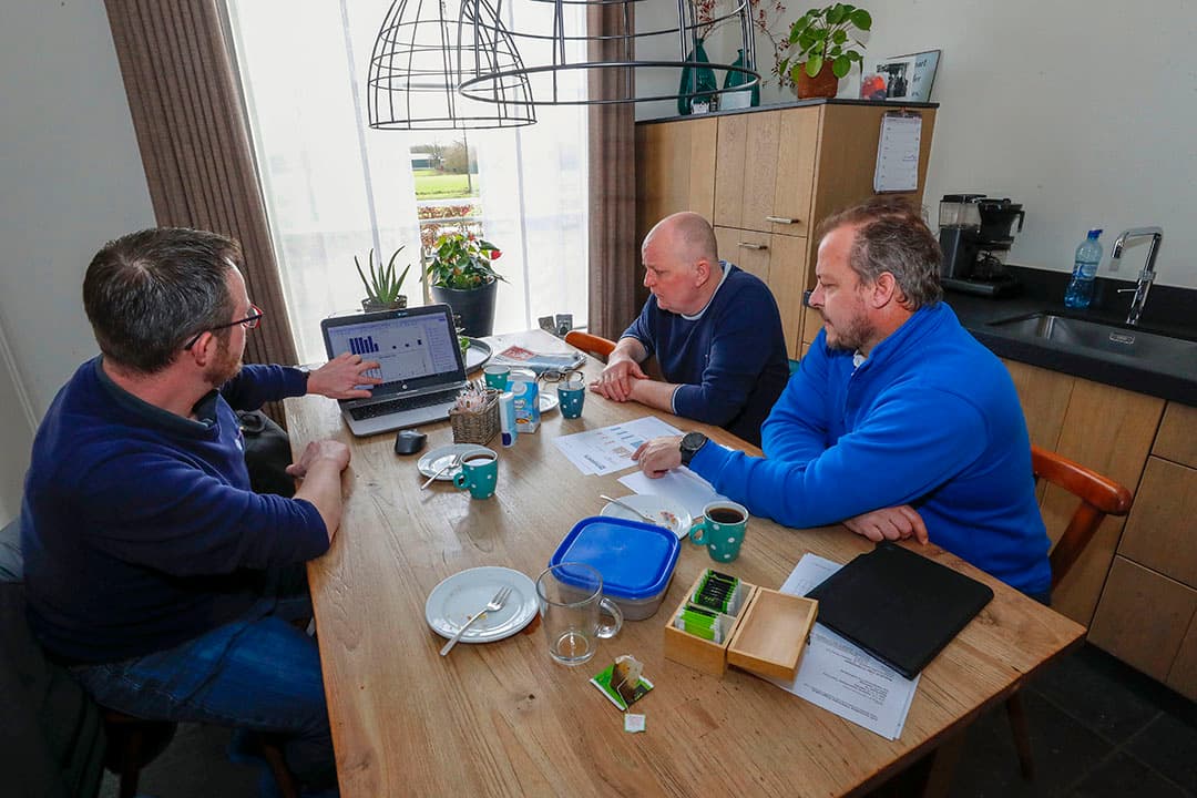 Van Dommelen laat jaarlijks een serumprofiel van zijn varkensstapel maken. De uitslagen bespreekt hij met dierenarts Jozef Kwinten en Herman Prüst van Hipra. - Foto: Bert Jansen