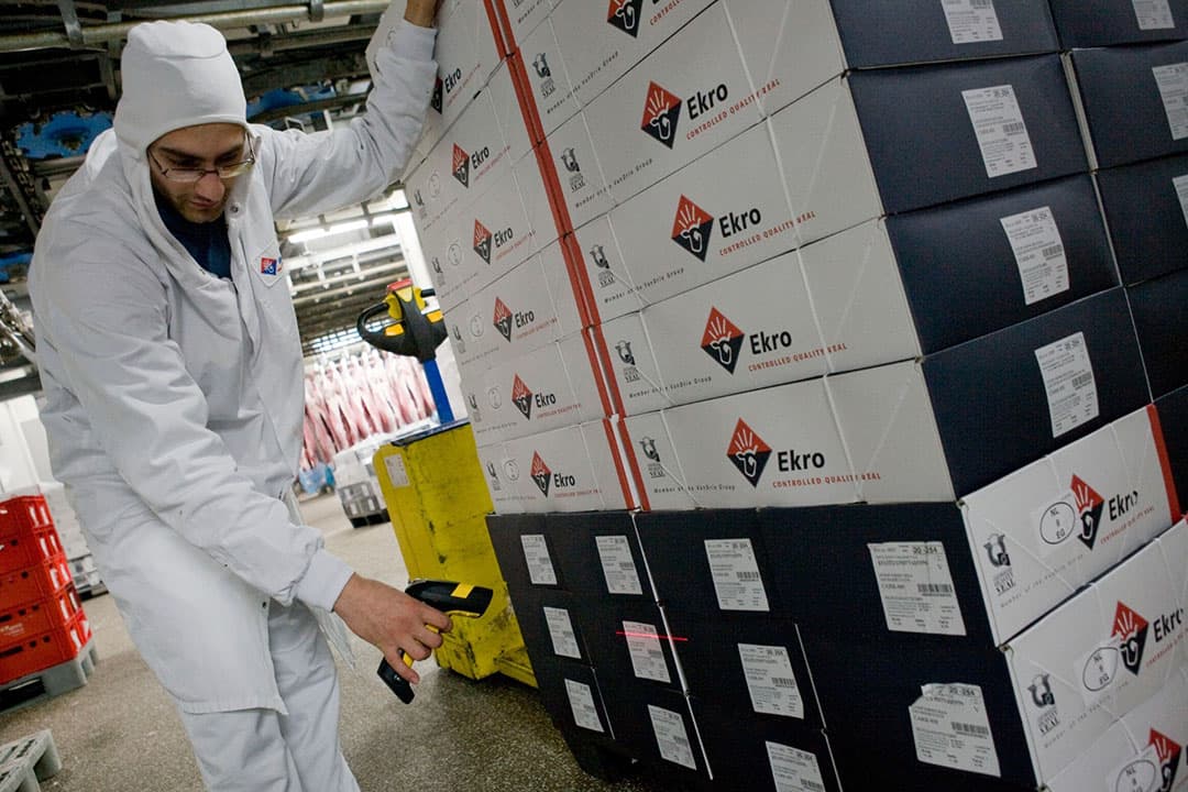 Dozen met kalfsvlees staan gereed voor export. - Foto: Jan Willem Schouten