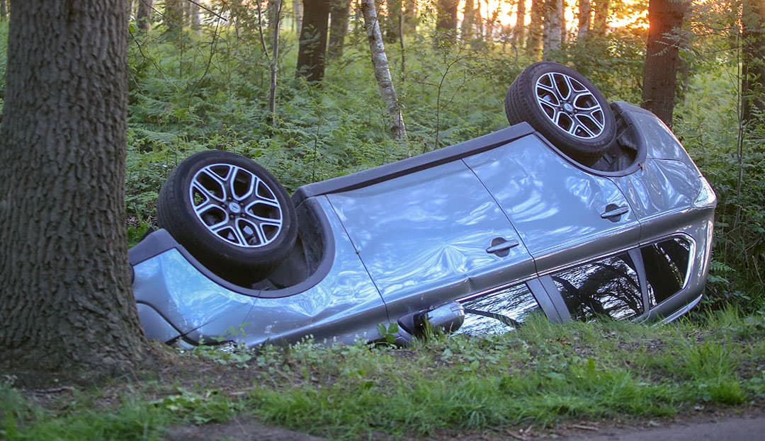 Boeren uit de omgeving voerden tegenactie tijdens de stalbezetting in Boxtel en gooiden daarbij een auto van een activist op kop in de greppel. Foto: Bert Jansen