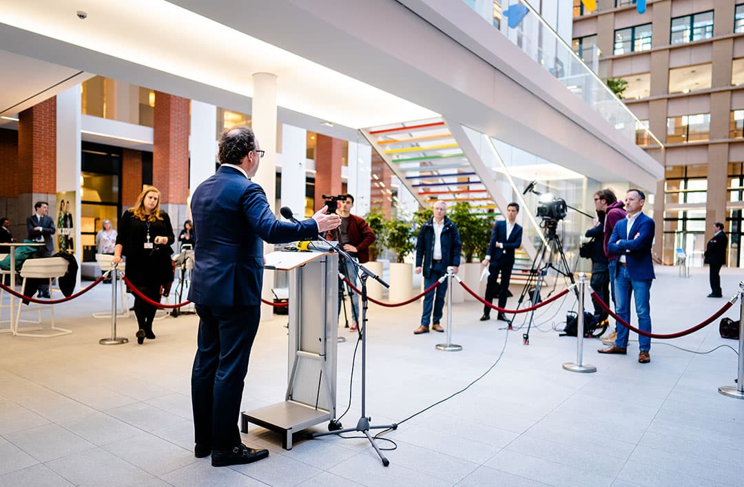 Minister Wouter Koolmees (Sociale Zaken) geeft een toelichting over de Noodmaatregel Overbrugging voor Werkbehoud. - Foto: ANP