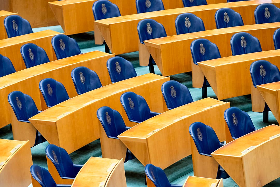 Een lege plenaire zaal in de TWeede Kamer vanwege het geringe aantal fysieke vergaderingen door de coronacrisis. - Foto: ANP