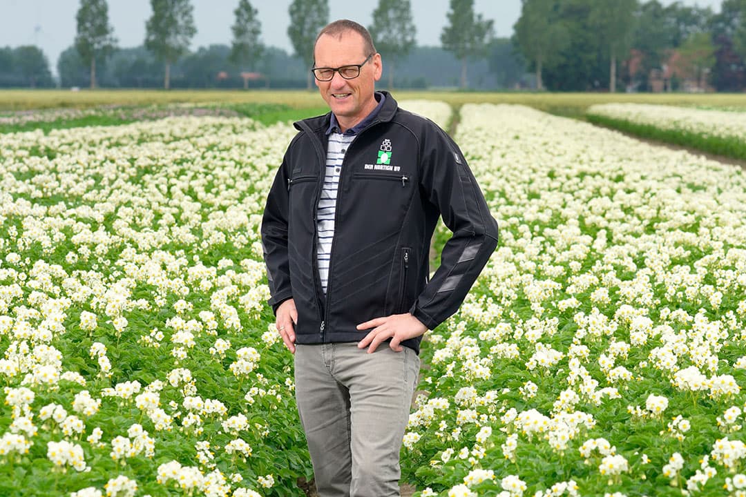 Directeur Bernard Krijger van kweek- en handelsbedrijf Den Hartigh in het kweekveld in Emmeloord.  Ons areaal zal vooral groeien in het buitenland.  Foto: Ruud Ploeg