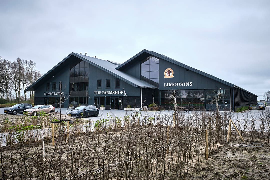 Vleesveehouder Teus Dekker bouwde enkele jaren geleden een nieuwe, zeer luxe stal voor vleesvee. - Foto: Fred Libochant