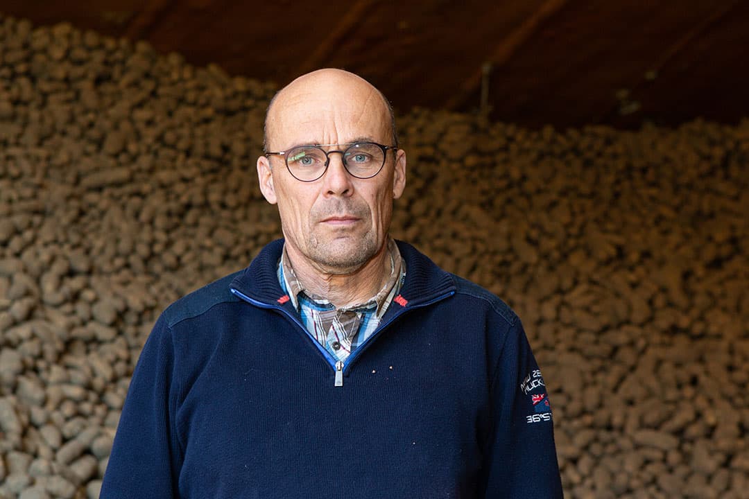 Akkerbouwer Kees Trouw krijgt op zijn best ¬ 100.000 compensatie. Maar: "Wat ik in de schuur heb liggen, vertegenwoordigde een waarde van ¬ 450.000." - Foto: Peter Roek