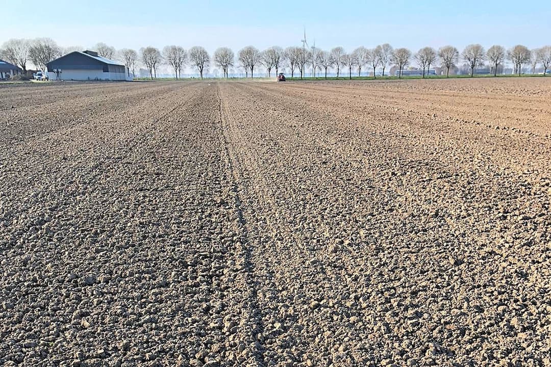 Gronbewerking verloopt moeizaam door de harde bovenlaag.
