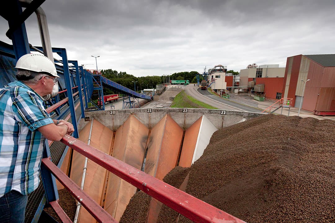 Aardappelaanvoer bij de fabriek van Avebe in Gasselternijveen. - Foto: Jan Willem van Vliet