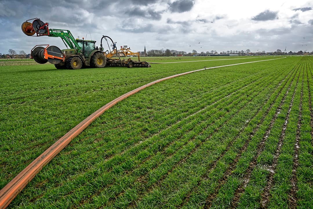 Afgelopen voorjaar viel er veel regen. Op sommige plekken was het land droog genoeg om te kunnen sleepslangen, zoals op de kleigrond in Noord-Holland. - Foto: Lex Salverda
