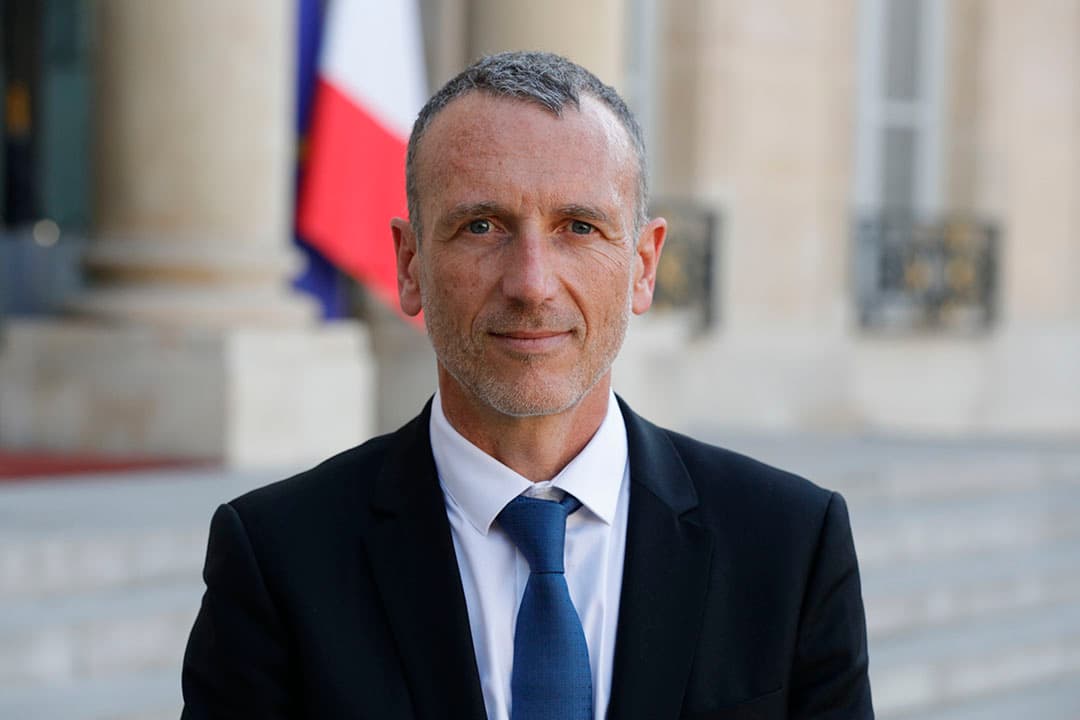 CEO van Danone Emmanuel Faber zegt toe boeren en werknemers de komende tijd te blijven steunen. - Foto: ANP