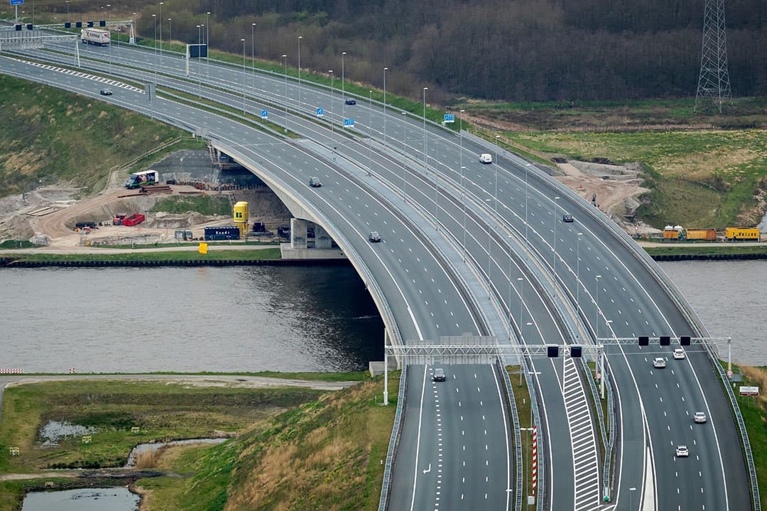 Luchtfoto van de ongewoon rustige snelweg A1 ter hoogte van Muiden. Nederland is stilgevallen door het coronavirus. - Foto: ANP