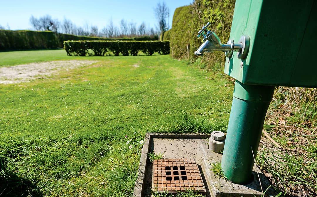 Een leeg veld op minicamping Boogaard in Zeeland, waar normaal in deze tijd van het jaar de eerste kampeerders al te vinden zijn. - Foto: ANP