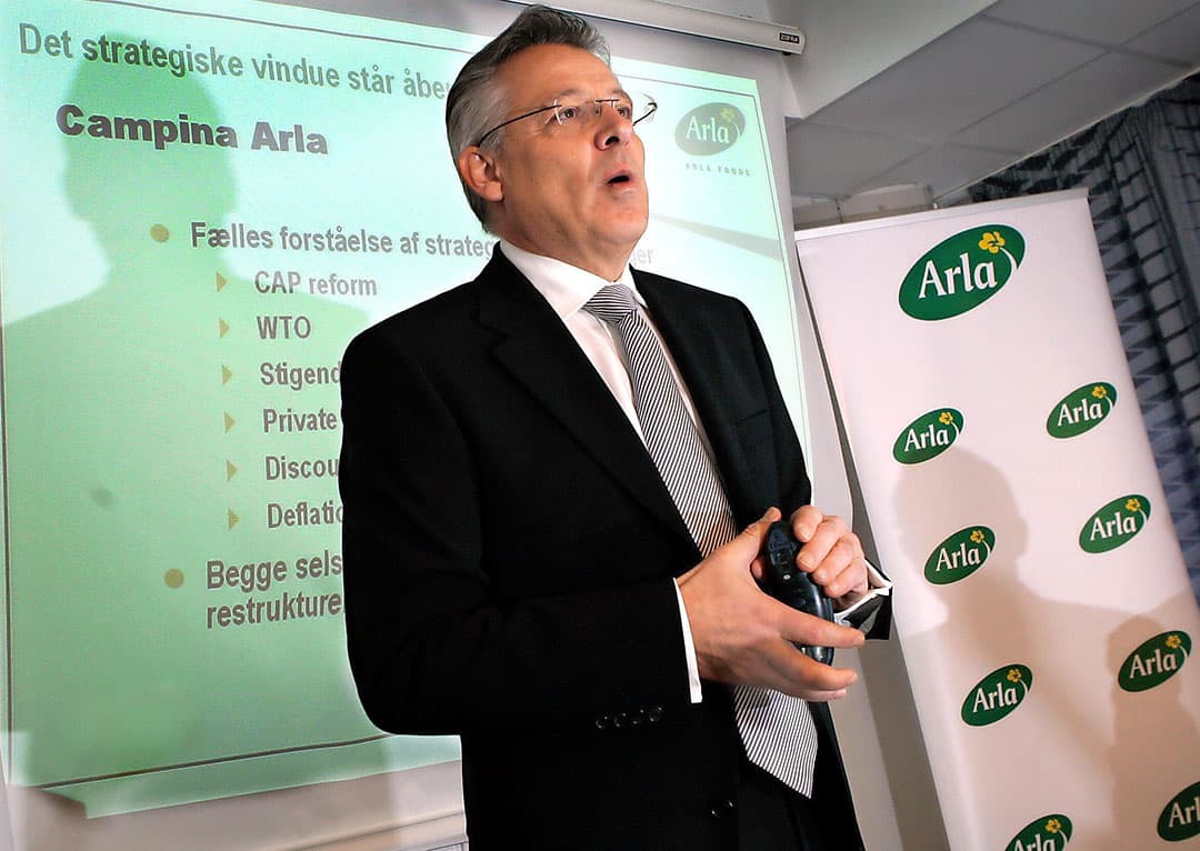 2004-12-08 12:26:00 Aake Modig, CEO in the Danish dairy producer Arla Foods announces the merger with Dutch dairy producer Campina at a press conference 08 December 2004 in Copenhagen. KELD NAVNTOFT / SCANPIX / AFP