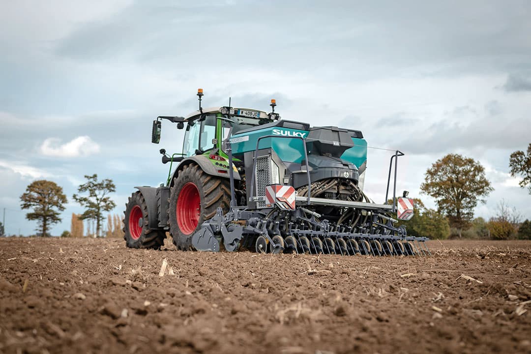 Een Sulky Progress-zaaimachine aan het werk. Deze machine is uitgerust met de zogenoemde Twindisc- zaaibalk met aan elke zaaipijp twee schijven met een hogere instelbare kouterdruk.
