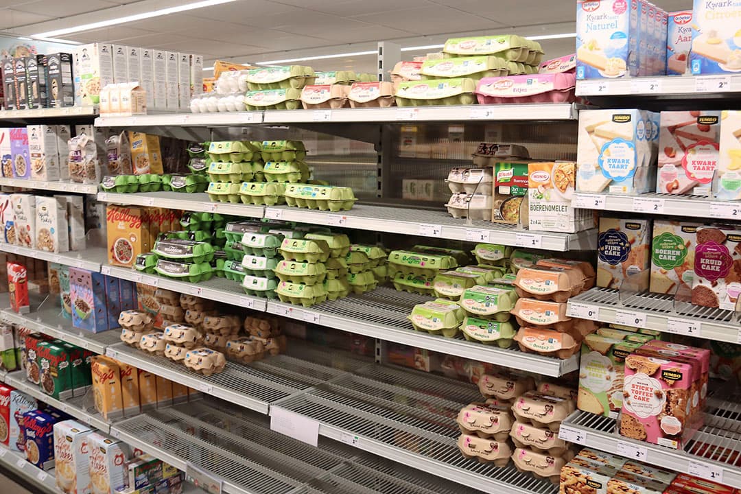 Open plekken in het eierschap van een Jumbo-supermarkt waar doosjes van 10 stuks 1 ster BLk-scharreleieren ontbreken. - Foto: Hans Bijleveld