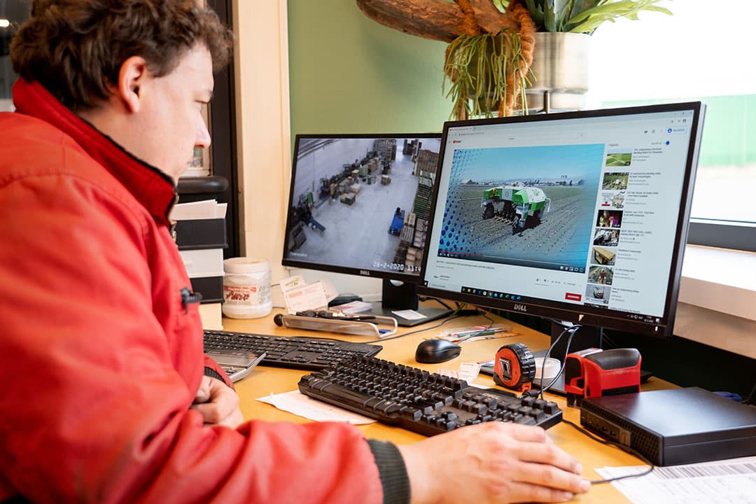 Nico Knibbe oriënteert zich op robots die in staat zijn om te wieden in de percelen met ijsbergsla.