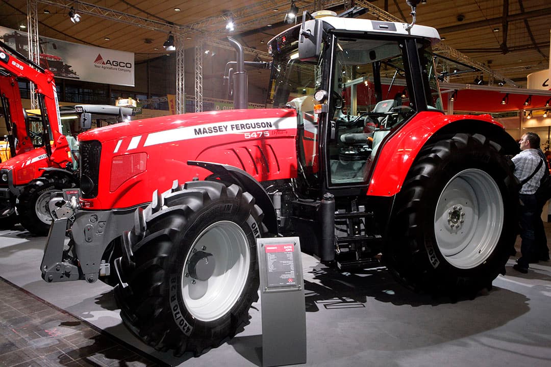 Trekker van het merk Massey Ferguson, model uit de 5400-serie. - Foto: Henk Riswick