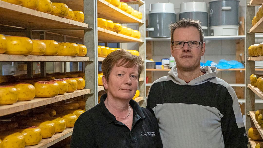 Theo (60) en Dory (59) van der Gun runnen een melkveehouderij met kaasmakerij en boerderijwinkel in Oldeberkoop (Fr.). - Foto: Theo Galama