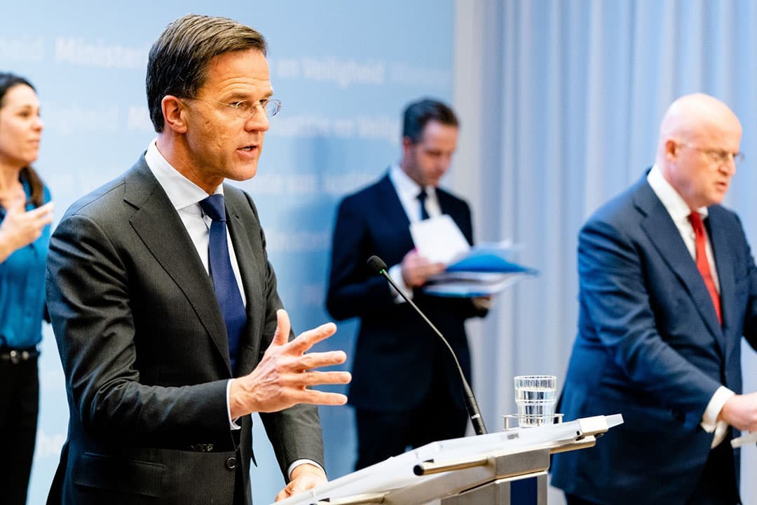 Premier Mark Rutte, minister Martin van Rijn voor Medische Zorg, minister Hugo de Jonge van Volksgezondheid, Welzijn en Sport (CDA) en minister Ferdinand Grapperhaus van Justitie en Veiligheid (CDA) op het ministerie van Veiligheid en Justitie tijdens de persconferentie na afloop van het overleg van de Ministeriële Commissie Crisisbeheersing (MCCb), waarin de meest betrokken ministers praten over de coronacrisis. - Foto: ANP