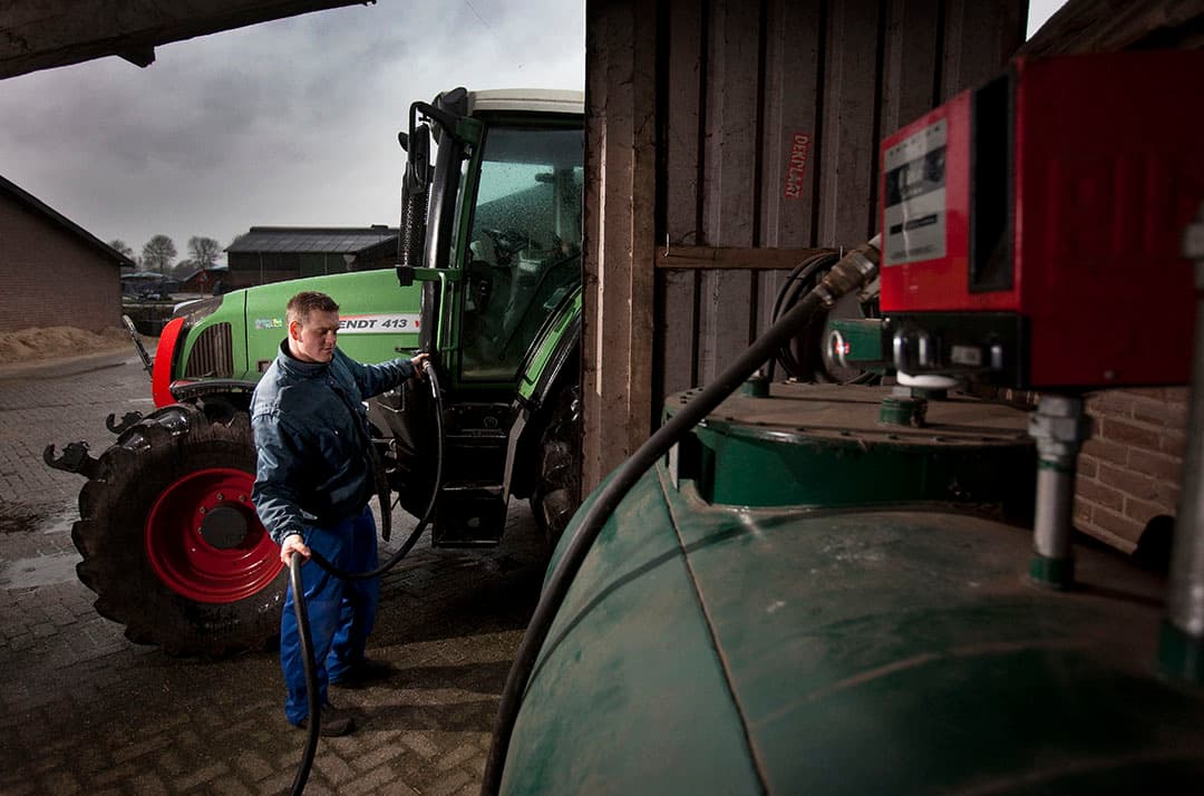 Bij temperaturen vlak boven nul zakken bestanddelen uit biodiesel naar de bodem van de dieseltank. Tijdens het tanken gaat dit mee de trekker in, waar het een verstopping van het brandstoffilter veroorzaakt. - Foto: Jan Willem Schouten