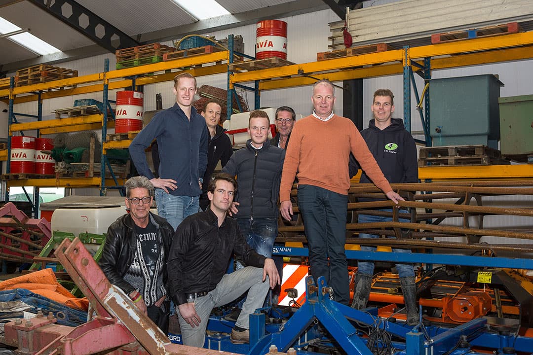 Acht firmanten van bloemkoolbedrijf Slagter uit Lutjebroek. Ton Slager staat tweede van rechts. Archieffoto uit 2019.  - Foto: Peter Roek