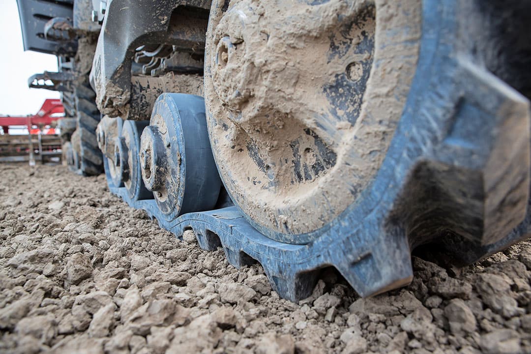 Door het grote contactoppervlak van de rups wordt het gewicht van de machine over een groter vlak verdeeld. Hierdoor is de bodemdruk minder dan bij een reguliere band. - Foto: Peter Roek