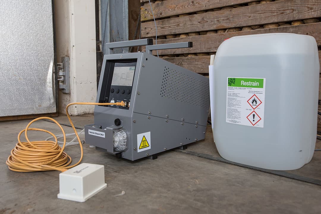 De Restrain-ethyleengenerator voor aardappelbewaring met daarnaast een vat met ethanol. - Foto: Peter Roek