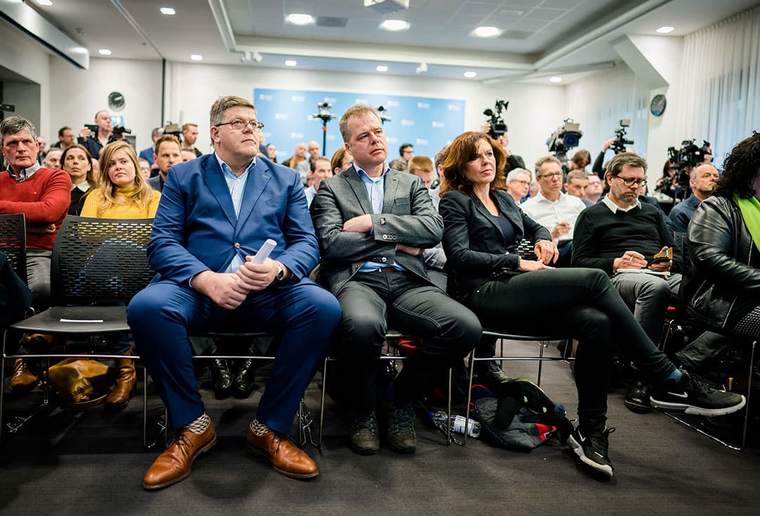 Jan Cees Vogelaar (links) tijdens de presentatie van het onderzoek van Mesdag Zuivelfonds naar de stikstofmodellen van het Rijksinstituut voor Volksgezondheid en Milieu (RIVM). - Foto: ANP