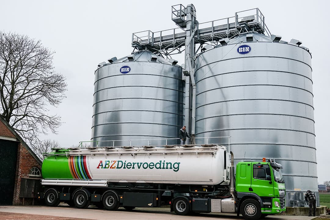 Veevoerbedrijven vragen boeren om voer eerder te bestellen dan normaal in verband met het coronavirus. Sommige voerbedrijven werken met minder personeel. - Foto: Jan Willem van Vliet