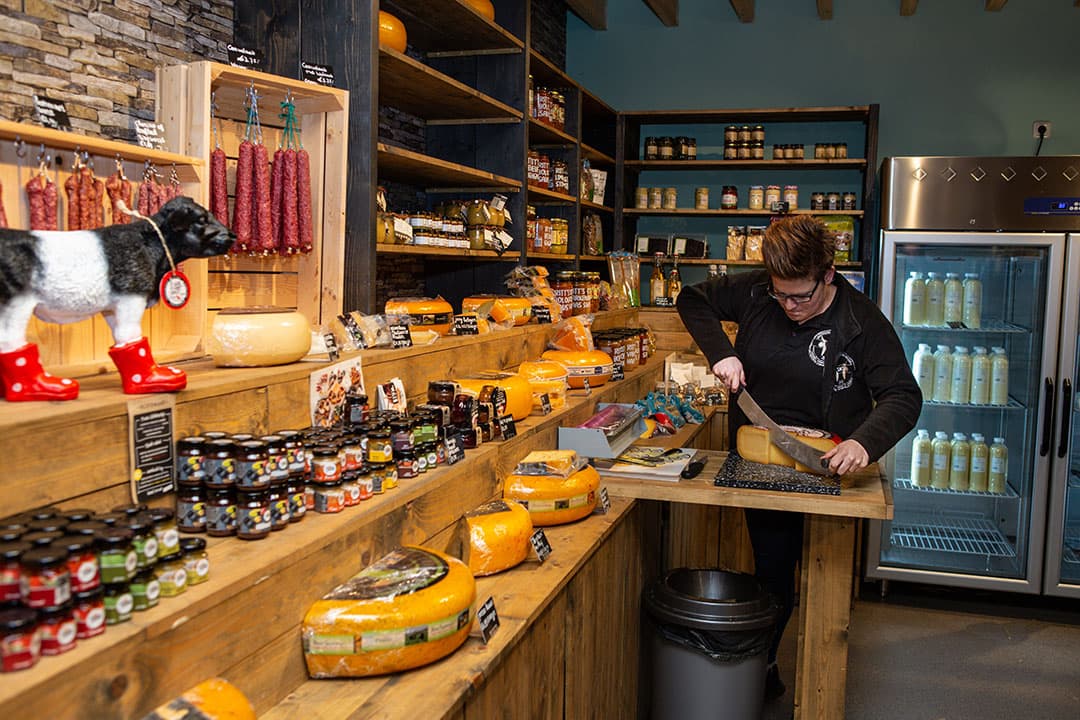 Melkveebedrijf en landwinkel Bij Snoek in Teteringen heeft het beleid vanwege het coronavirus ook aangepast. IJs mag alleen nog verkocht worden voor afhaal en met maximaal twee mensen bij de vitrine. De winkel is nog beperkt open en het bedrijf biedt nu ook een bezorgservice aan. - Foto: Peter Roek