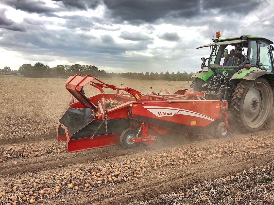 Grimme introduceert nieuwe zwadrooier voor uien