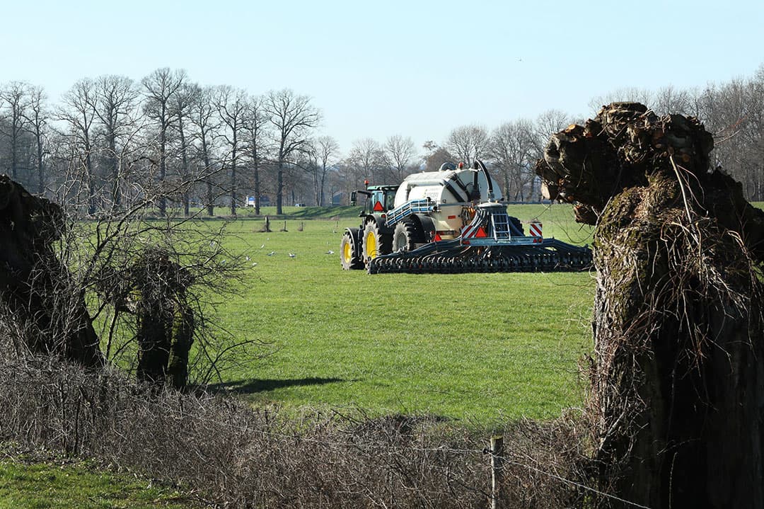 Mest uitrijden op grasland in Leuvenheim (Gld.). - Foto: Henk Riswick