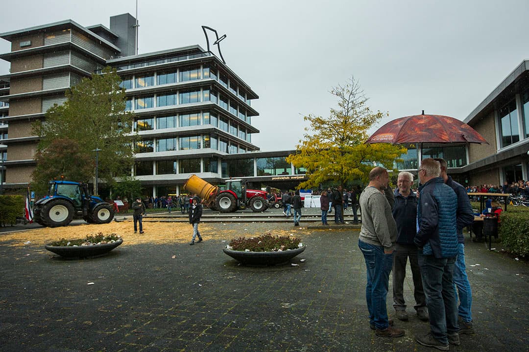 Het provinciehuis van Overijssel. Recent archiefbeeld, waarop ook enkele demostrerende boeren zijn te zien.-  Foto: ANP