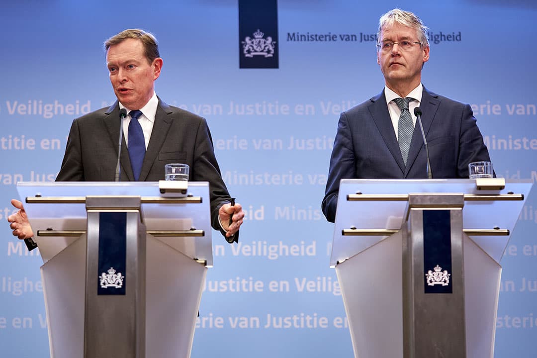 Minister Bruno Bruins voor Medische Zorg en Sport en minister Arie Slob voor Basis- en Voortgezet Onderwijs en Media tijdens een persconferentie zondagmiddag 15 maart over aanvullende maatregelen in verband met het coronavirus. - Foto: ANP