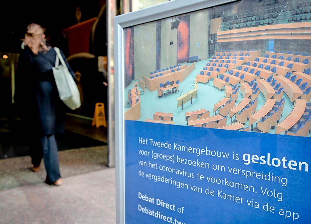 Een informatiebord over het coronavirus bij de de Tweede Kamer. - Foto: ANP
