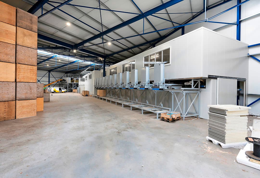 De 45 meter lange optische sorteerlijn Eqrader staat 'ingepakt' bij sorteer- en verpakkingsbedrijf Go Products in een afgezonderde ruimte van sandwichpanelen. - Foto: Ruud Ploeg