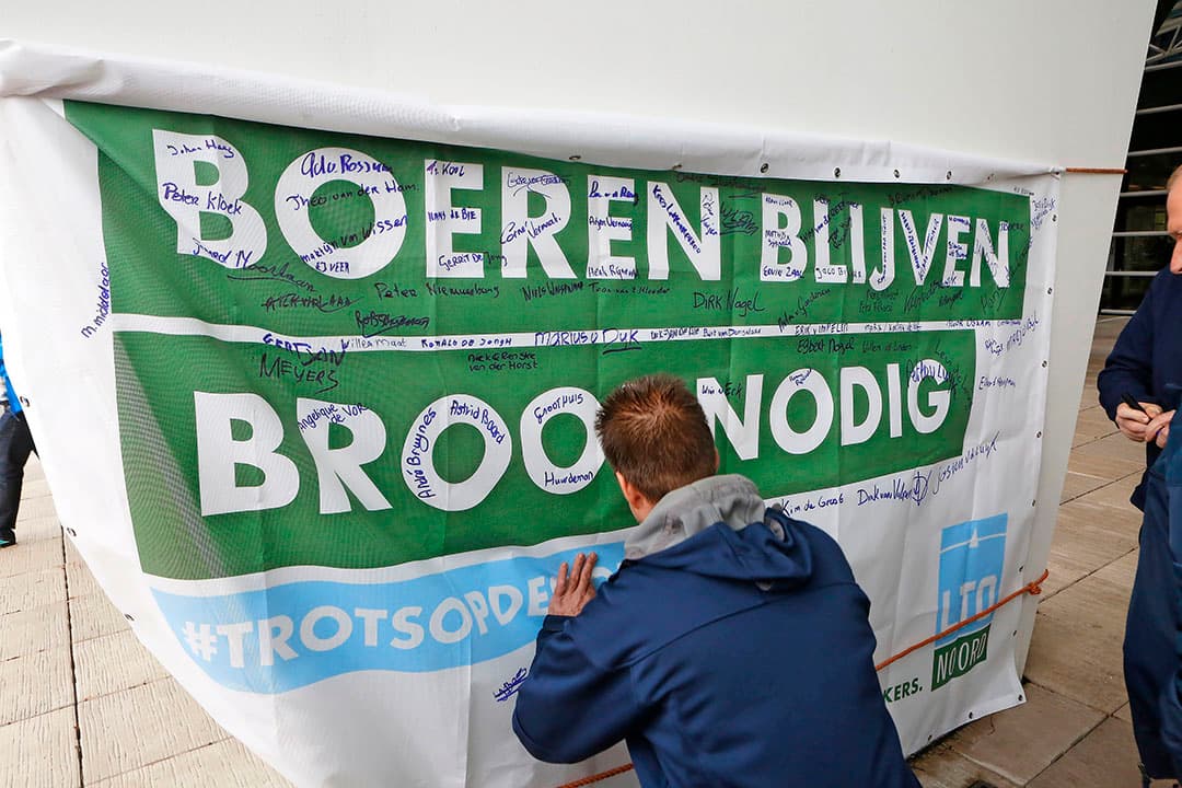 De avond van LTO Noord wordt ingeluid met videobeelden van de massale boerenprotesten van afgelopen tijd. - Foto: Ton Kastermans