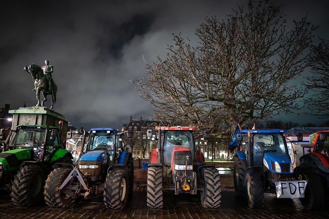 Boeren hebben zich dinsdagavond 18 februari verzameld bij het Binnenhof in Den Haag voor het boerenprotest van woensdag 20 febuari. - Foto: ANP