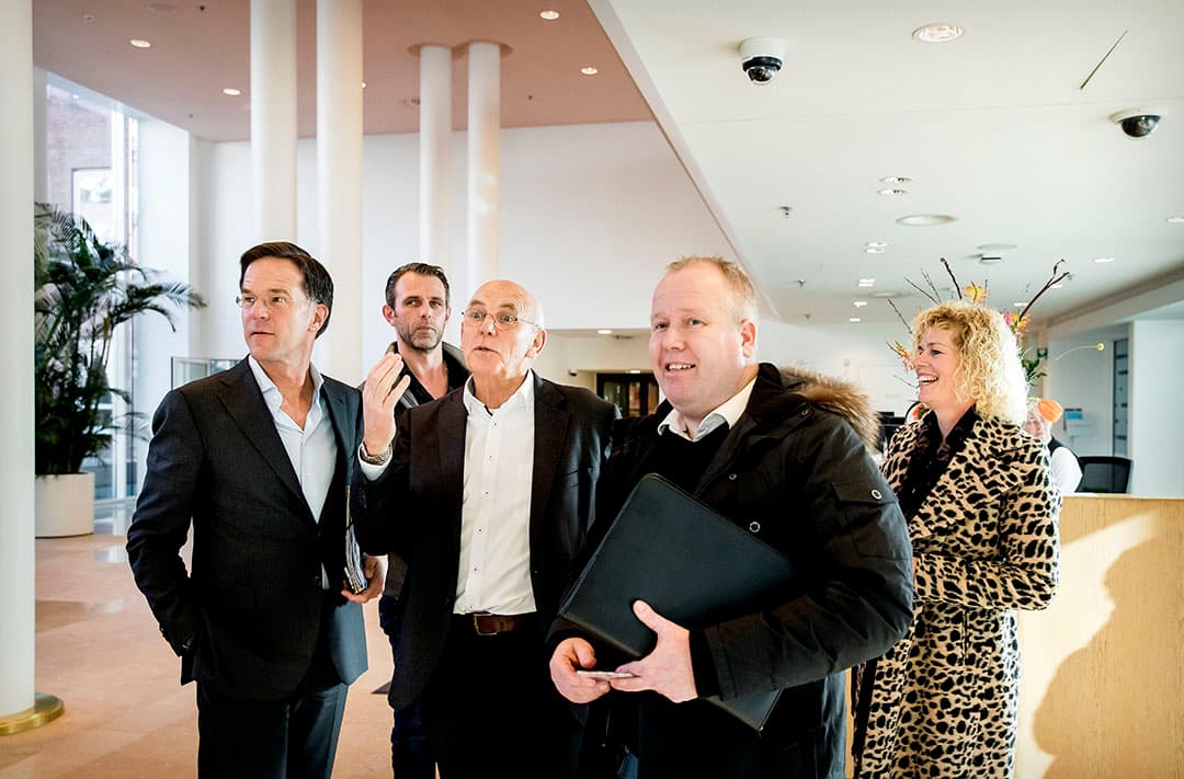 Premier Mark Rutte, Jeroen van Maanen bestuurslid Farmers Defence Force, Aalt Dijkhuizen voorzitter het Landbouw Collectief, Lyon Hutten en Trienke Elshof van LTO op het ministerie voorafgaand aan een een gesprek met minister Carola Schouten over het stikstofbeleid. - Foto: ANP