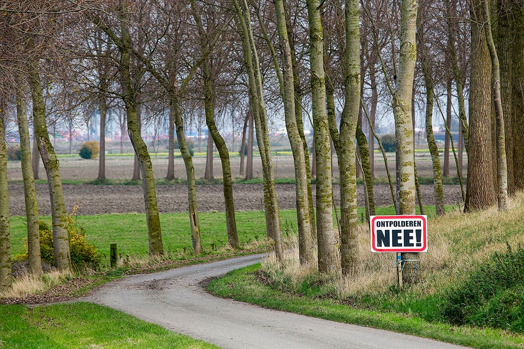 2014: een protestbord tegen de ontpoldering van de Hertogin Hedwigepolder. - Foto: ANP