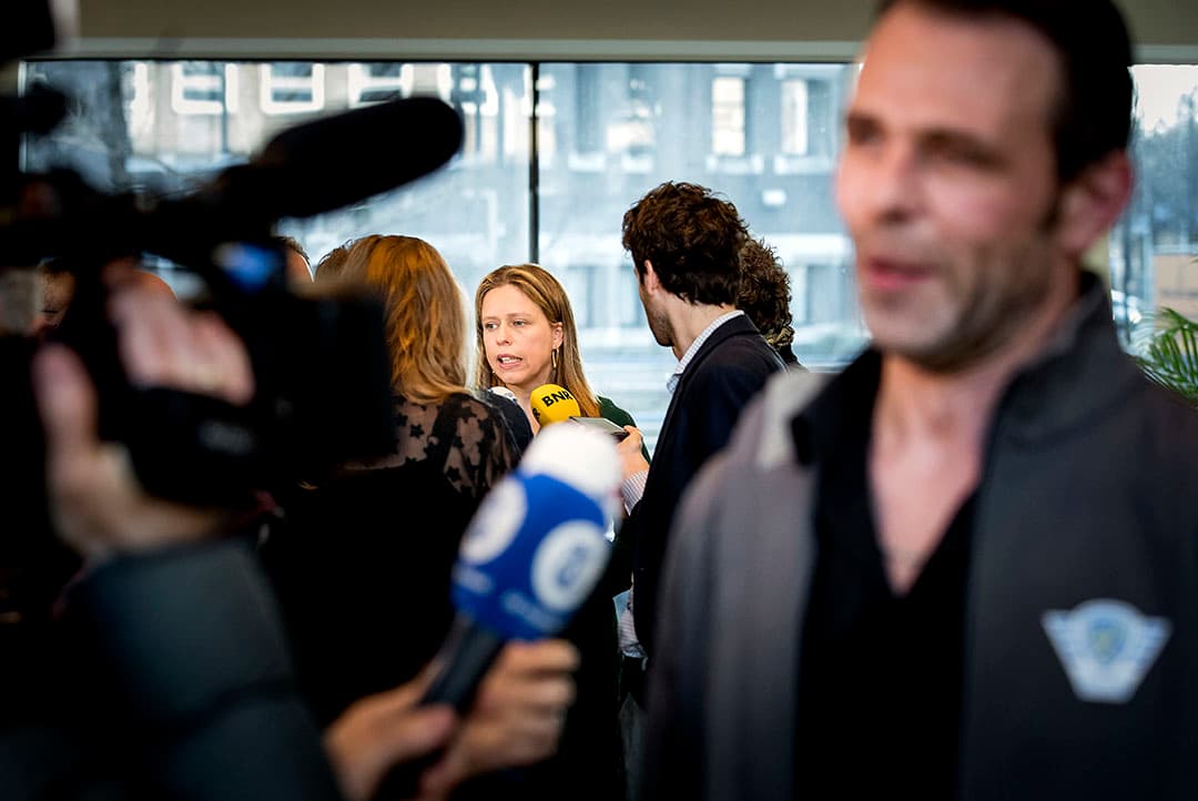 Minister Carola Schouten staat de pers te woord. Op de voorgrond Jeroen van Maanen (Farmers Defence Force). - Foto: ANP
