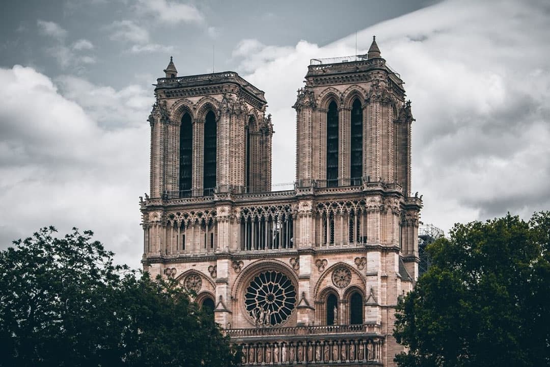 De Notre Dame te Parijs in betere tijden. De eeuwenoude kathedraal, vorig jaar jammerlijk afgebrand, is in het wereldberoemde verhaal van Victor Hugo de woning van de even beroemde klokkenluider Quasimodo. En columnist Jan Aantjes parallellen tussen dit verhaal en de huidige stikstofsoap, die de landbouw in zijn greep houdt. - Foto: Marcel Strauß op Unsplash